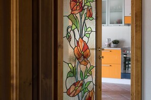 Kjøleskap, ovn, kokeplater og kaffetrakter/tekoker