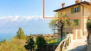 A house with a view of mountains and a lake. - Apartment 'Naol' with Lake View (tignale)