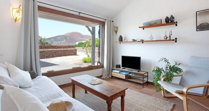 Vacation Home "Casa al Volcán" with Private Garden & Wi-Fi