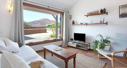 Vacation Home "Casa al VolcĂĄn" with Private Garden & Wi-Fi