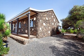 Exterior - Vacation Home "Casa al Volcán" with Private Garden & Wi-Fi (Lajares)