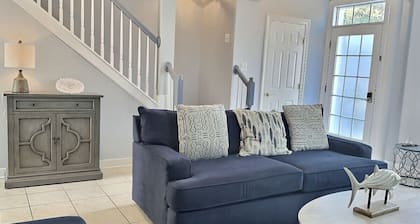 The Blue Chill! A 4 Bedroom Townhouse w/Pool!
