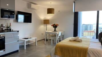 Studio Suite | In-room safe, free WiFi, bed sheets