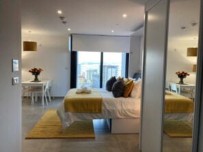 Memory-foam beds, in-room safe, travel cot, free WiFi - E1 Suites & Spa (Gibraltar)