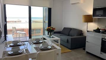 Junior Suite | Living area | Flat-screen TV