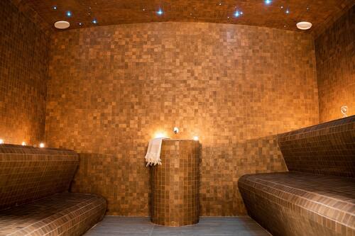 Couples treatment rooms, sauna, hot tub, steam room, body treatments