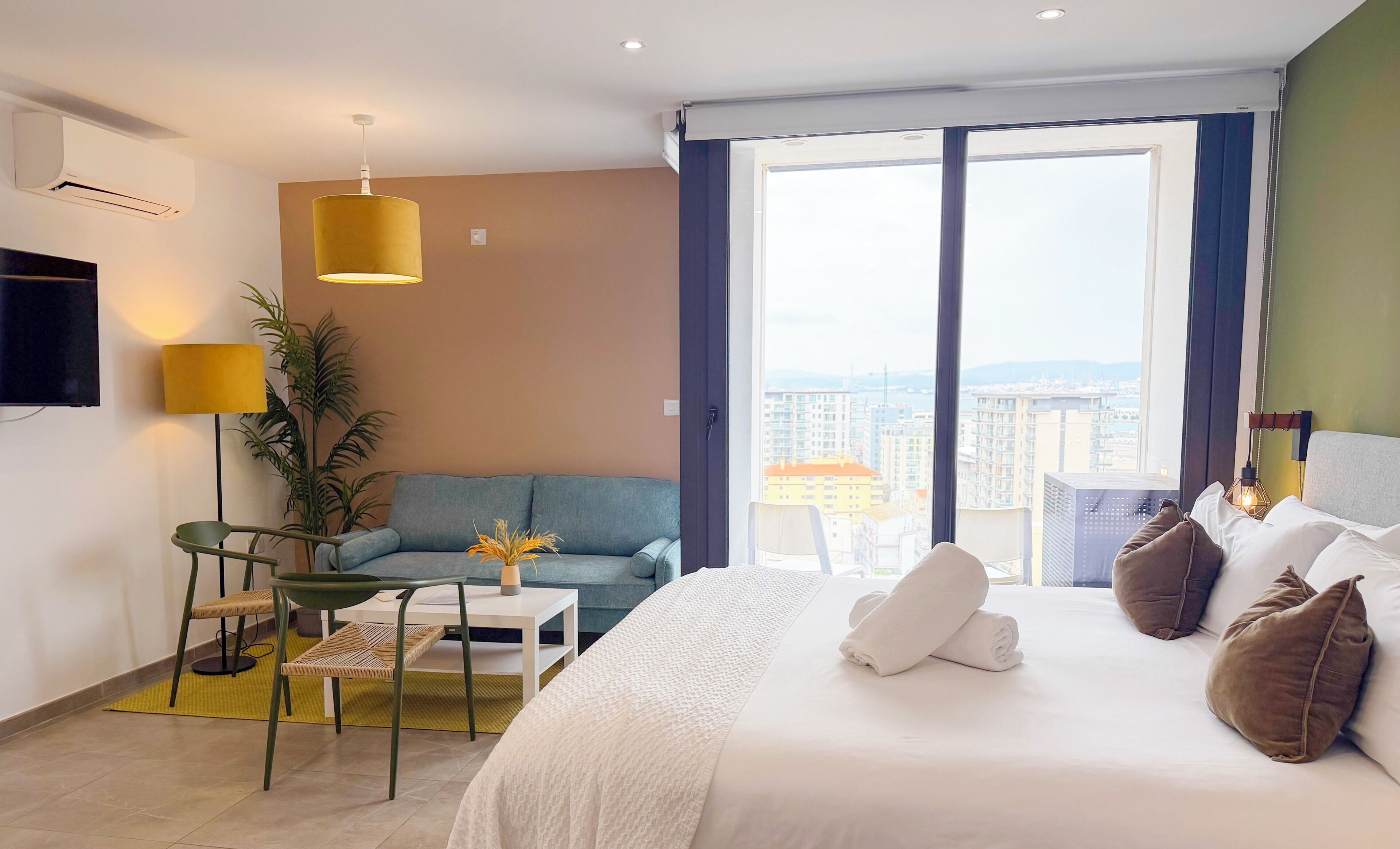Memory-foam beds, in-room safe, travel cot, free WiFi