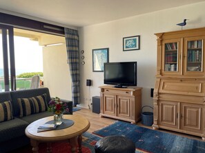 Fernseher, DVD-Player, Bücher, Stereoanlage