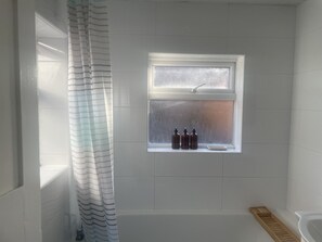 Bathroom - Spacious 3 bed in Reading Centre With Parking! (Reading)
