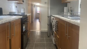 Private kitchen - Spacious 3 bed in Reading Centre With Parking! (Reading)