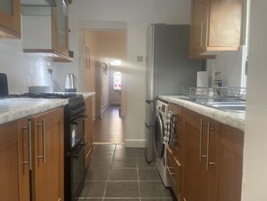 House, Private Bathroom | Private kitchen - Spacious 3 bed in Reading Centre With Parking! (Reading)