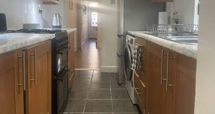 Spacious 3 bed in Reading Centre With Parking!