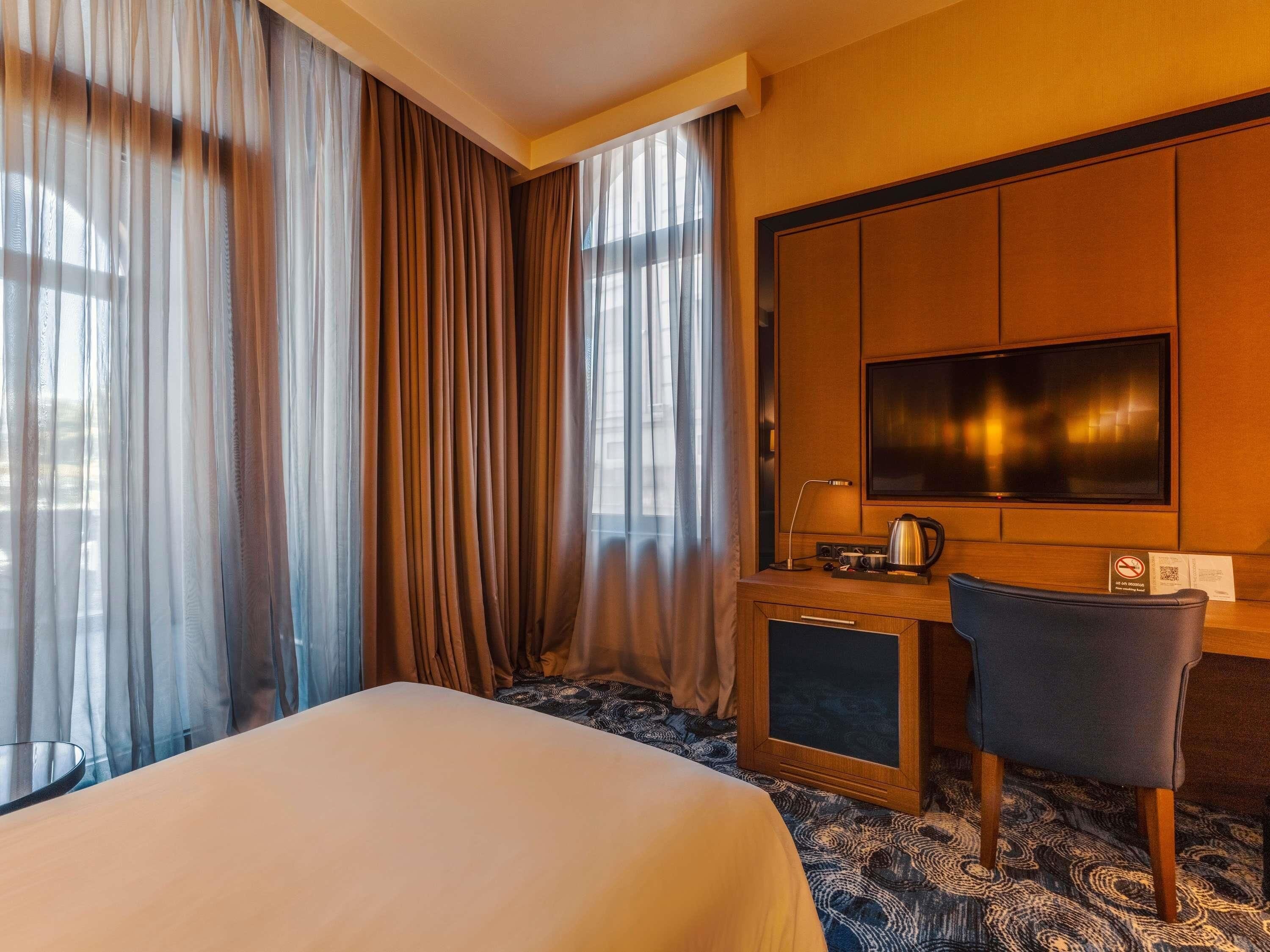 Superior Room, 2 Katil Bujang (Single), Balcony | Peti besi dalam bilik, meja, ruang kerja komputer riba 