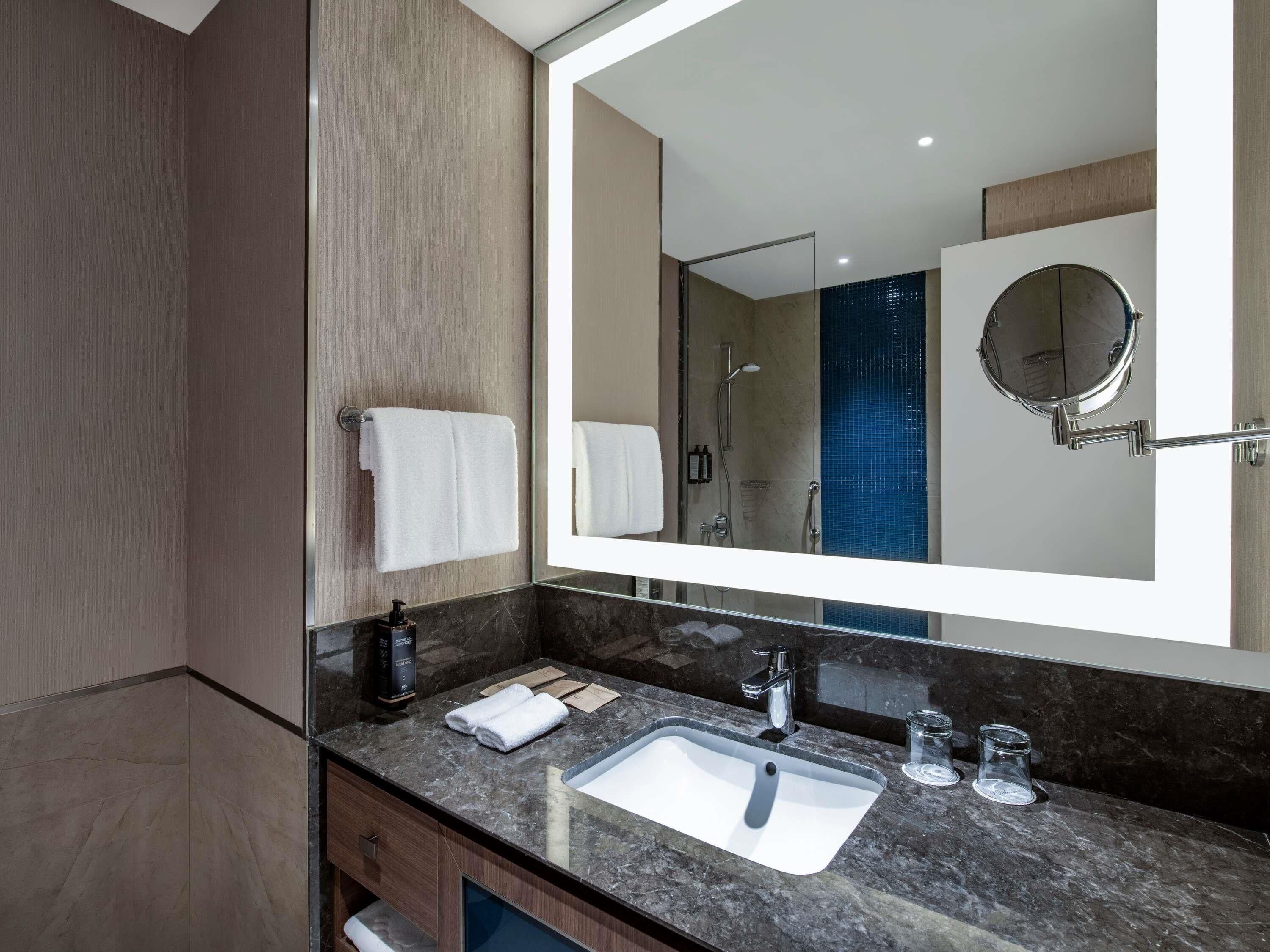 Χρηματοκιβώτιο στο δωμάτιο, γραφείο, χώρος εργασίας για λάπτοπ 