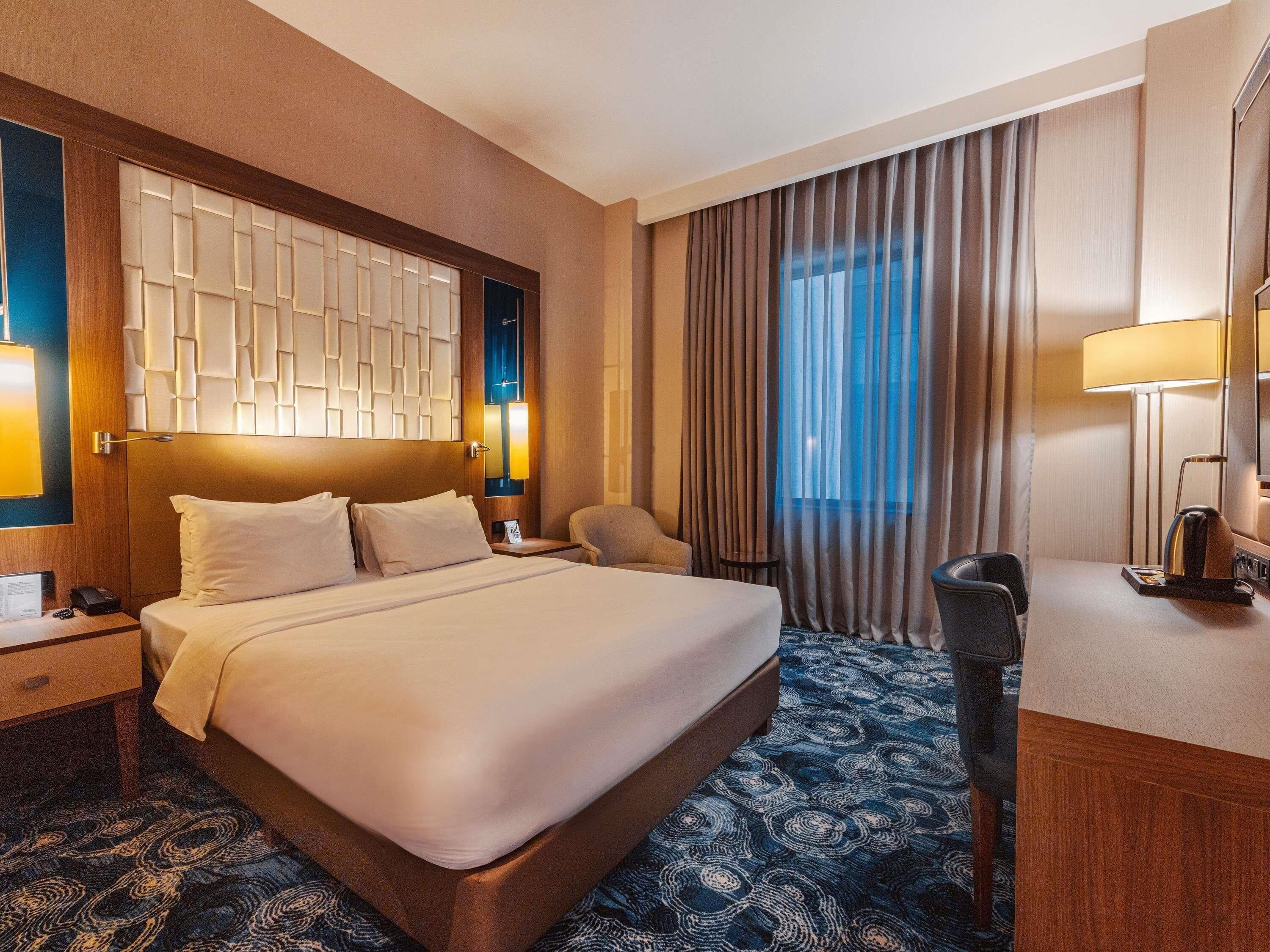Classic Room, 1 Double Bed | In-room safe, desk, laptop workspace, blackout curtains