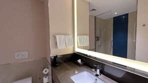 Habitación clásica, 2 camas individuales | Baño | Regadera, amenidades de baño ecológicas, secadora de cabello, pantuflas