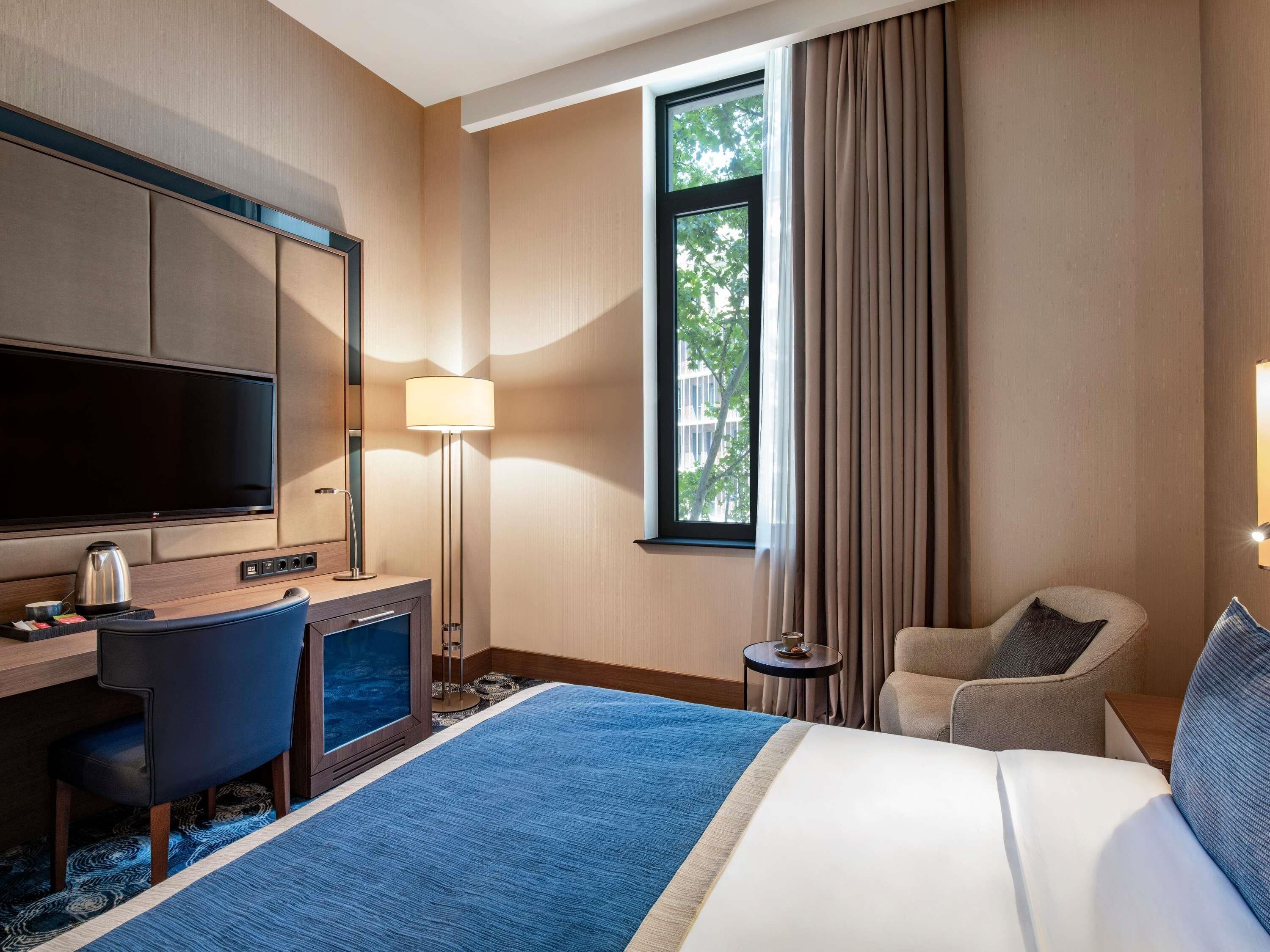 Standard Room, 1 Double Bed | In-room safe, desk, laptop workspace, blackout drapes