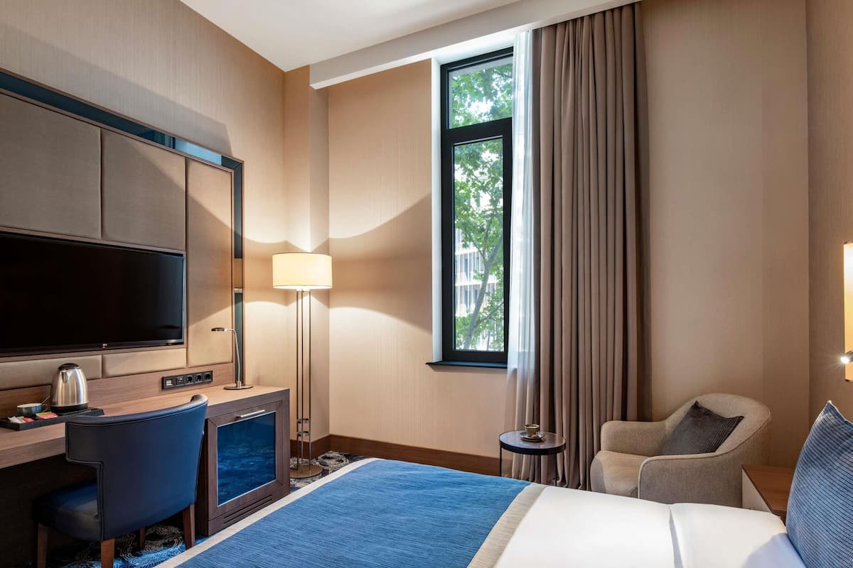 Standard Room, 1 Double Bed | In-room safe, desk, laptop workspace, blackout drapes