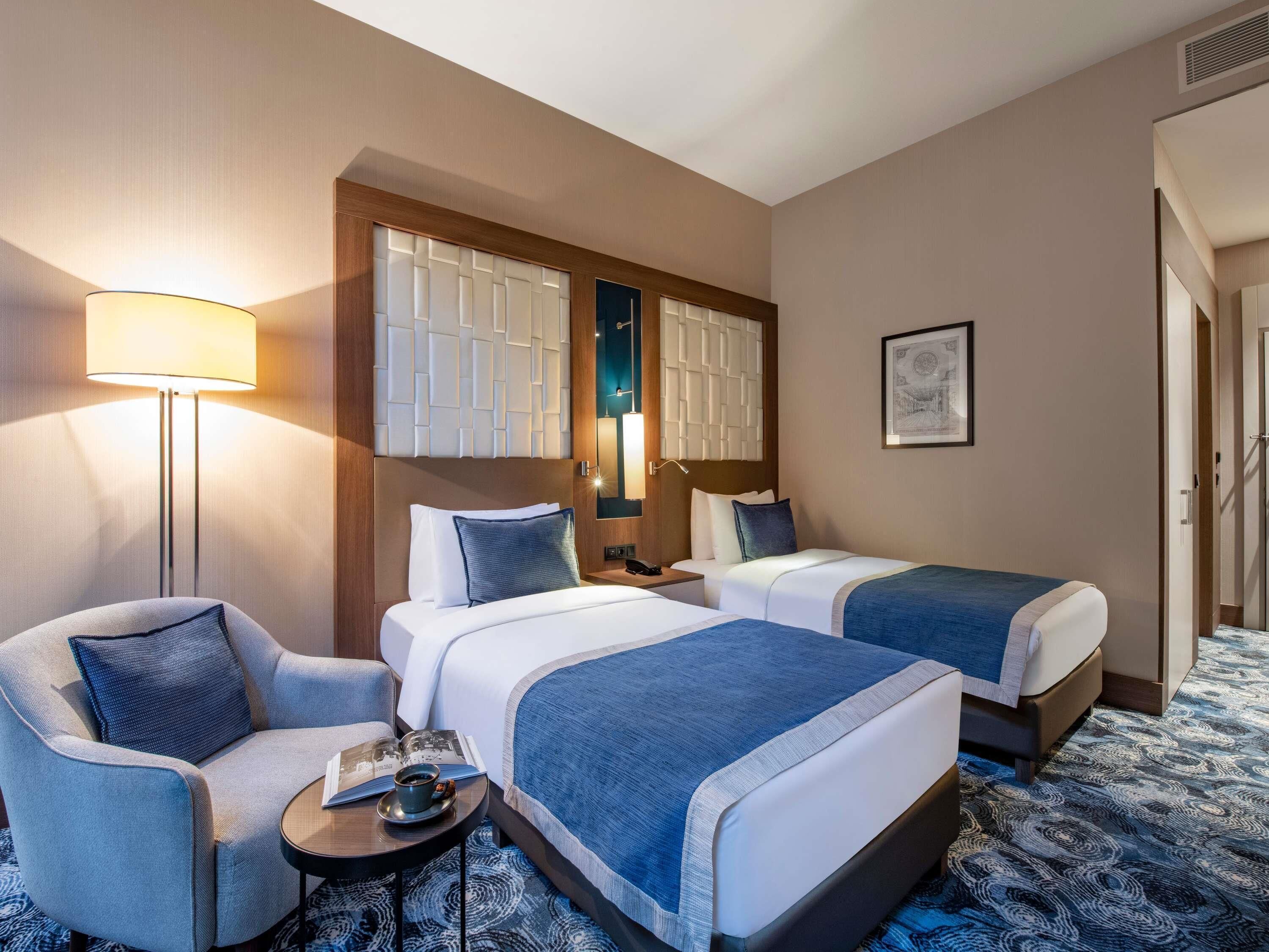 Standard Room, 2 Single Beds | In-room safe, desk, laptop workspace, blackout curtains