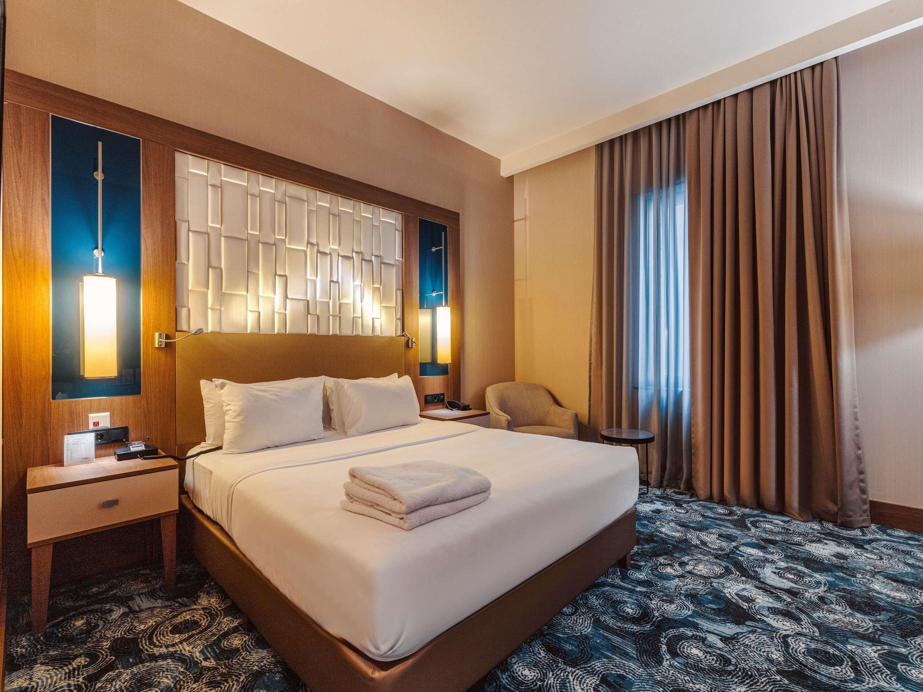 Standard Room, 1 Double Bed, Accessible | In-room safe, desk, laptop workspace, blackout curtains