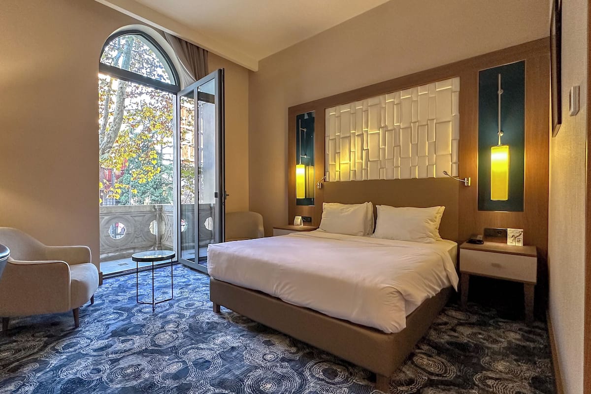 Chambre Deluxe, 1 lit double, balcon | Coffres-forts dans les chambres, bureau