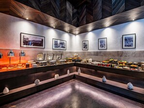 Se ofrece un desayuno bufé (23 USD por persona)