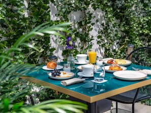 Daily buffet breakfast for a fee - Tbilisi Philharmonic Hotel by Mercure (Tbilisi)