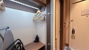 Chambre classique, 2 lits jumeaux | Coffre-fort pour ordinateur portable, bureau
