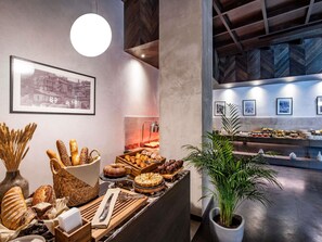 Petit déjeuner buffet servi tous les jours en supplément