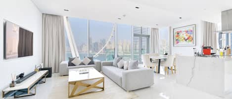 Leilighet – panorama, 3 soverom, balkong, sjøutsikt | Oppholdsområde | En 75-tommers LED-TV med Parabol-TV samt TV og Netflix