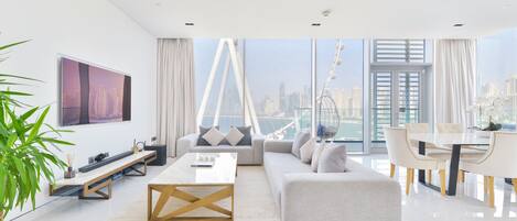 Panoramic Apartment, 3 Bedrooms, Balcony, Sea View | Living area