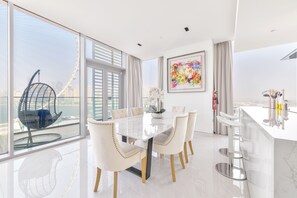Panoramic Apartment, 3 Bedrooms, Balcony, Sea View | Private kitchen | Full-size fridge, microwave, oven, stovetop - Spectacular 3BR plus 1 - DUBAI EYE view (Dubai)
