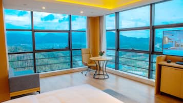 City Studio Suite | Down duvets, laptop workspace, blackout curtains, iron/ironing board