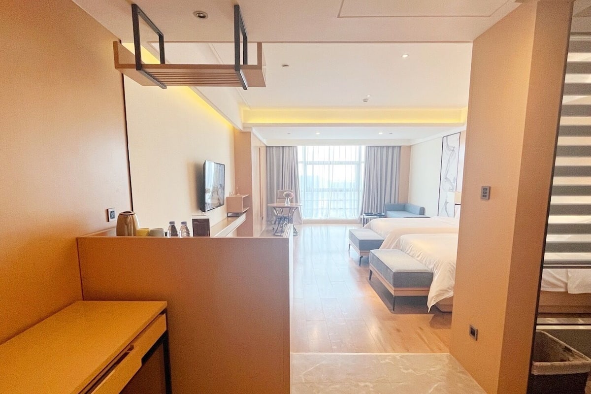 Habitación empresarial con 2 camas individuales | Edredón, espacio para trabajar con laptop y cortinas blackout