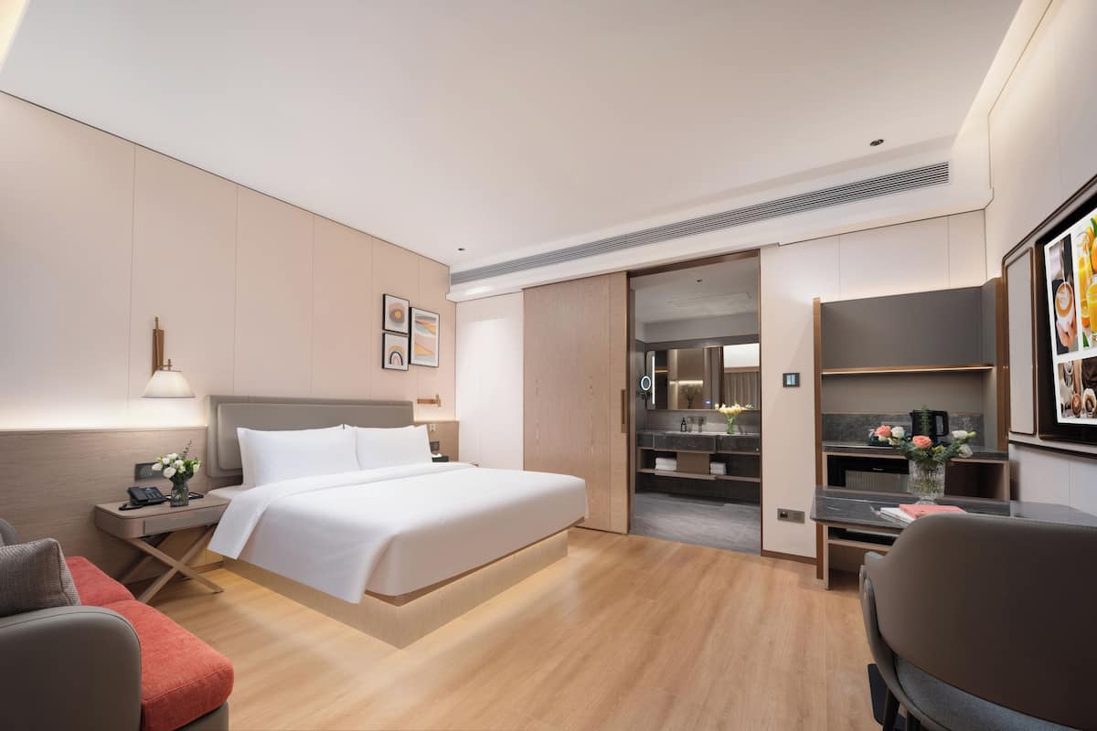 Habitación doble superior | Edredón, espacio para trabajar con laptop y cortinas blackout