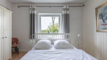 2 bedrooms, iron/ironing board, free WiFi