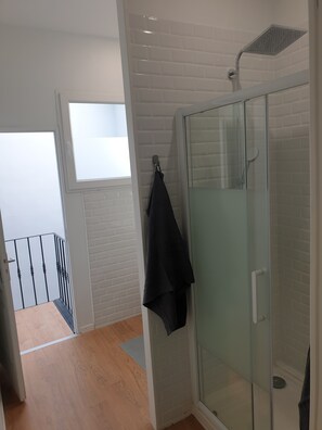 Dusche, Haartrockner, Handtücher, Seife
