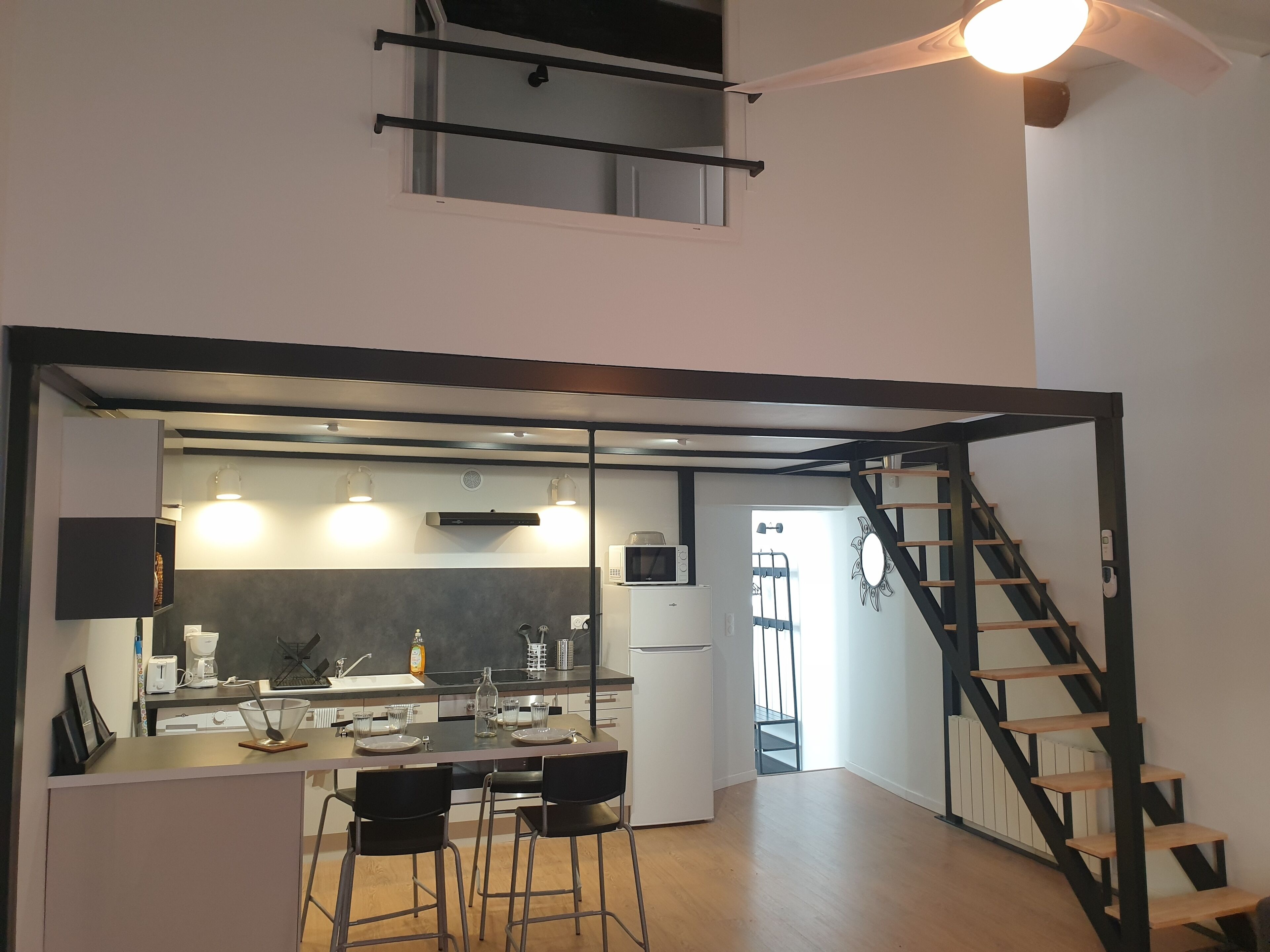 Réfrigérateur, micro-ondes, four, plaque de cuisson