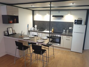Kühlschrank, Mikrowelle, Ofen, Herdplatte