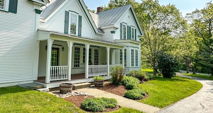 Beautiful Farmhouse Close to Warren Village and Sugarbush Resort