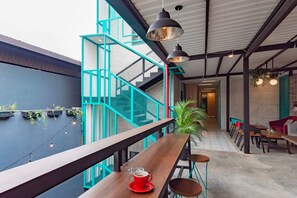 32-inch Smart TV with cable channels, TV - Ultima Guest House (Bandung)