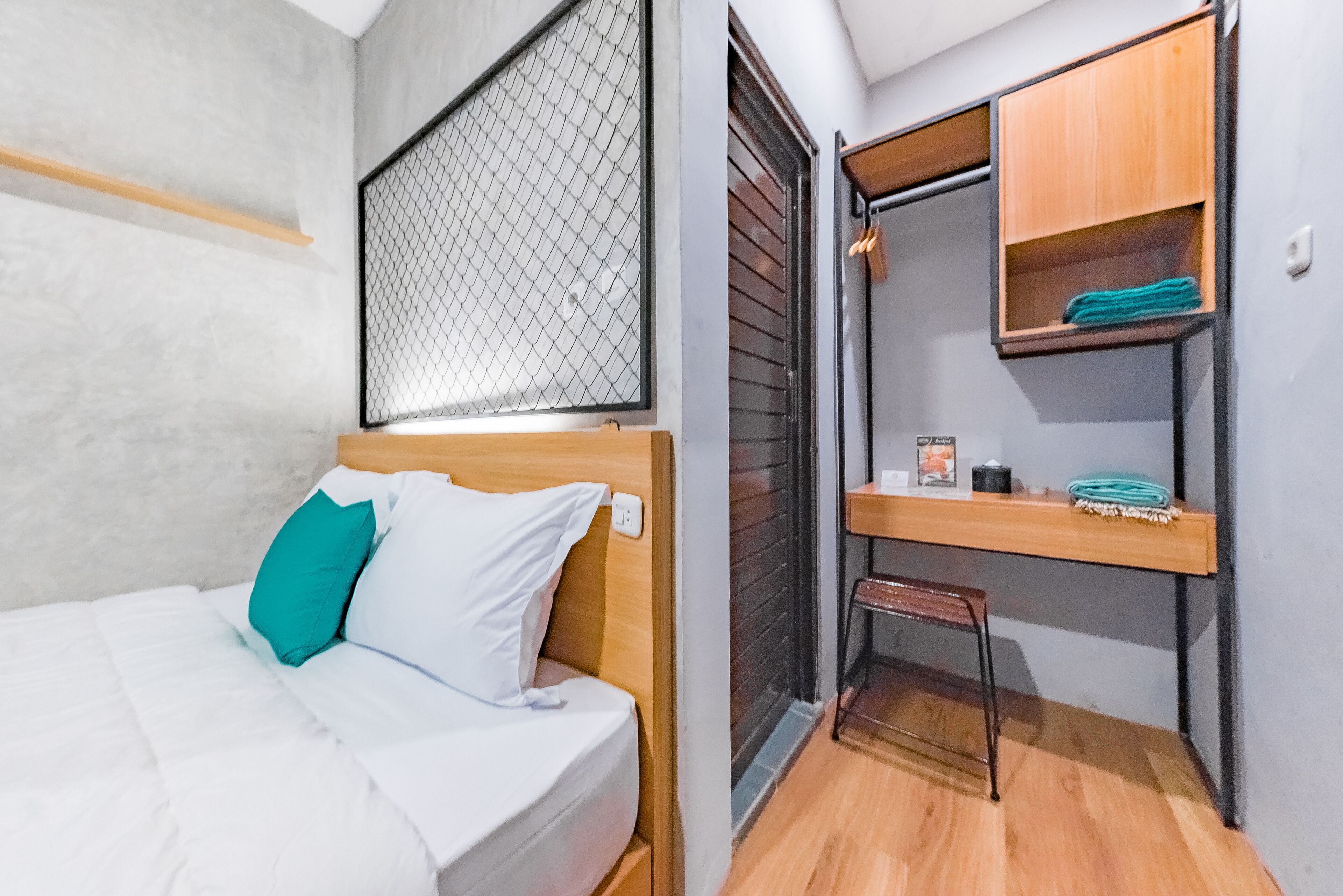 Ein gemütliches Schlafzimmer mit Bett, Schreibtisch und Stuhl.
