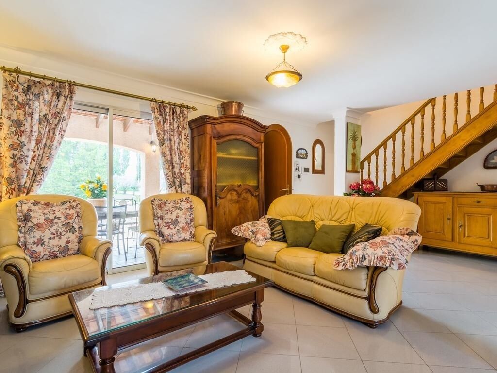 Télévision, baby-foot, table de tennis de table