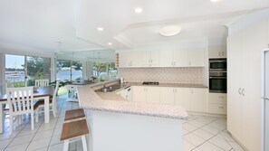 Fridge, microwave, oven, dishwasher - River Luxury - Set right on Iluka Bay (Iluka)