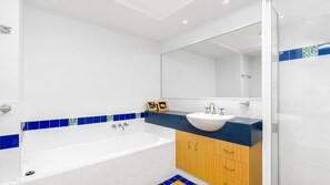 Badewanne, kostenlose Toilettenartikel, Bademäntel