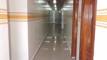 غرفة بتجهيزات أساسية | تناول الطعام داخل الغرفة