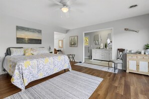 4 habitaciones, tabla de planchar con plancha y cuna de viaje