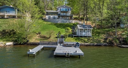 Owens Oasis, lake front, fire pit, two decks.
