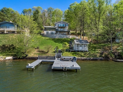 Owens Oasis, lake front, fire pit, two decks.