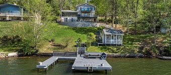 Owens Oasis, lake front, fire pit, two decks.
